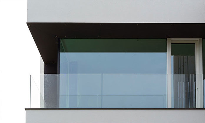 Szklana balustrada — dlaczego warto ją wybrać?