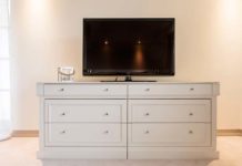 Biała szafka RTV - praktyczna i elegancka