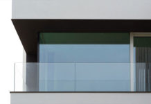 Szklana balustrada — dlaczego warto ją wybrać?