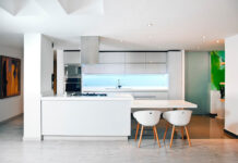 Biała kuchnia z czarnym blatem