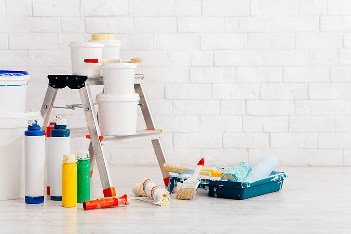 painting-supplies-with-ladder-and-paints-against-b-X9J56J7 Agregaty malarskie