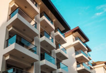 Jak efektywnie wykorzystywać balkon przez cały rok