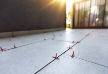 Jak kłaść płytki na tarasie, żeby nie odpadały