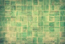 Czy układa się płytki pod wanną?