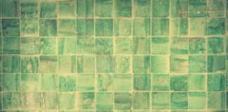 Jak układać płytki które mają strzałki?