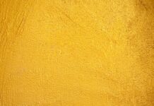 Czy sąsiad może postawić betonowy płot?