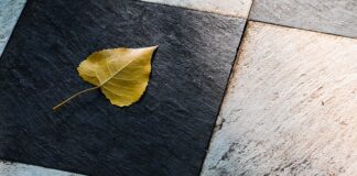 Do jakiej wysokości płytki w małej łazience?