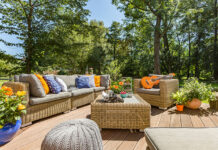 Jak przygotować całoroczny taras? Meble ogrodowe odporne na warunki atmosferyczne, zadaszenie i rośliny atrakcyjne jesienią i zimą całoroczny taras