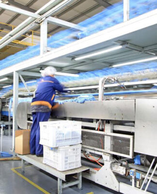 Bezpieczeństwo i szczelność w przestrzeni roboczej – dlaczego warto zainwestować w gumowe maty antypoślizgowe i uszczelki z gumy EPDM? Gumowe maty antypoślizgowe